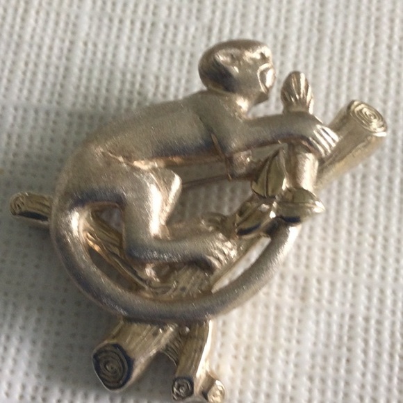 Woman’s Vintage Brooch of a Monkey on a branch made of Sliver - Picture 2 of 5